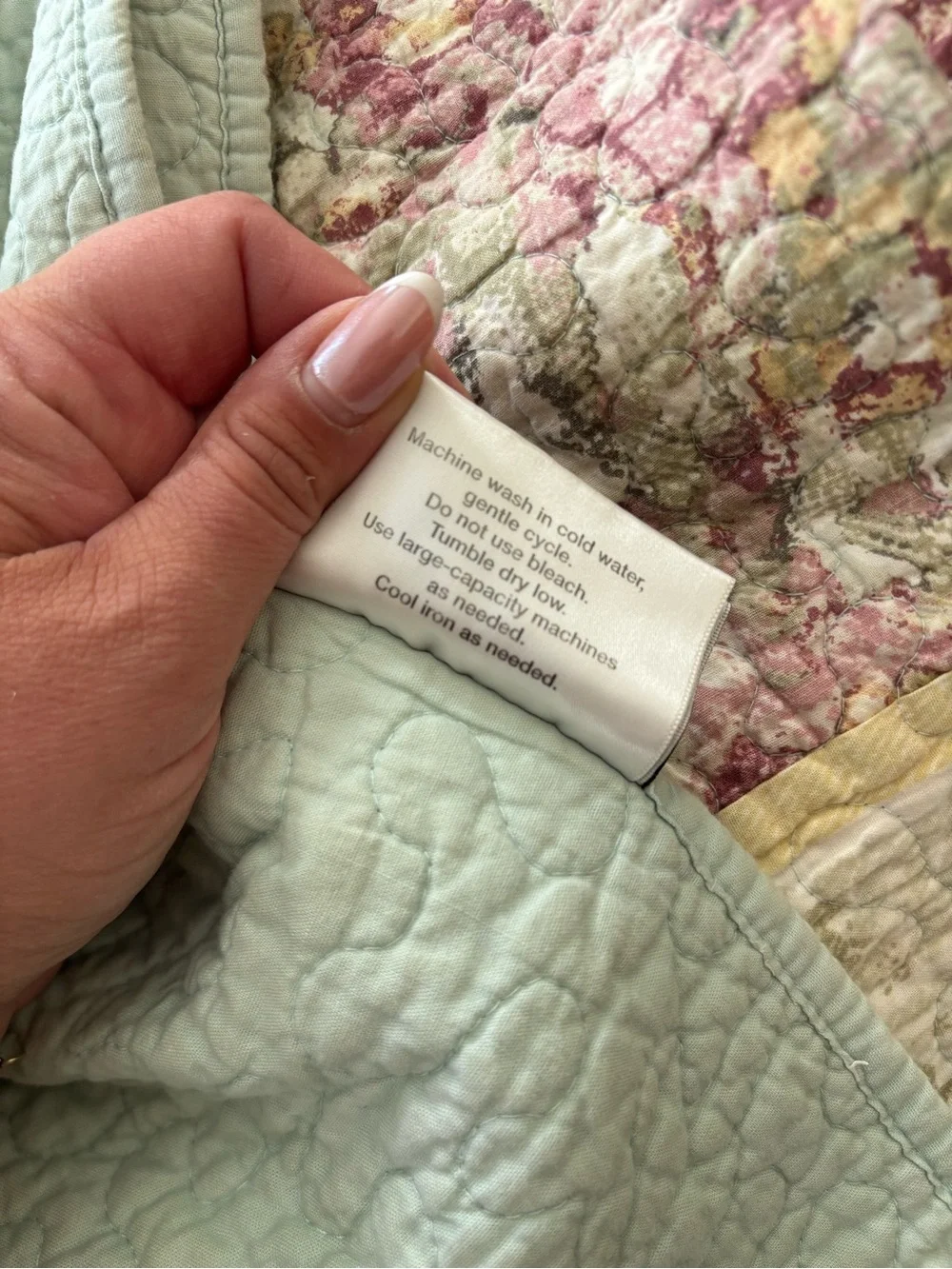 Jessica Simpson Floral Quilt in Full Size